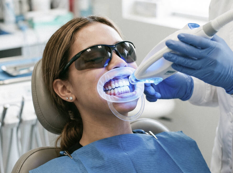 Paziente durante un trattamento di sbiancamento dentale professionale